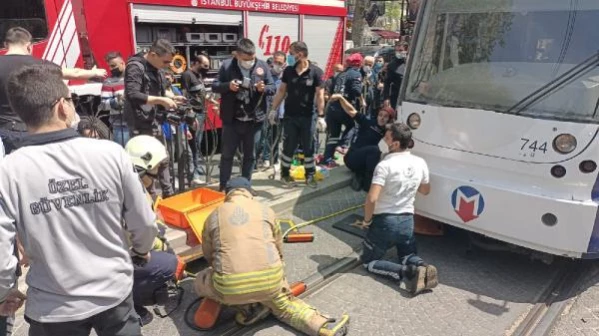 Haseki'de tramvayın altında kalan kişi yaralı olarak kurtarıldı