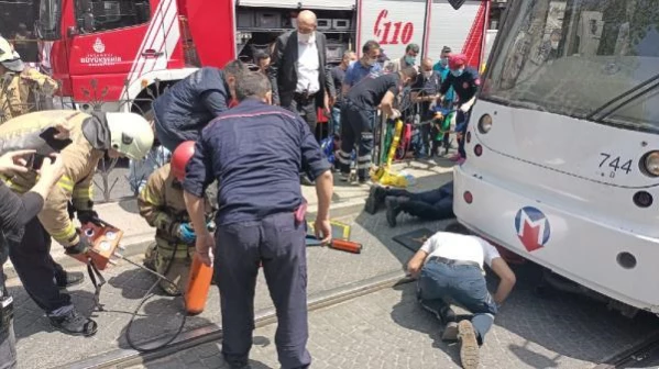 Haseki'de tramvayın altında kalan kişi yaralı olarak kurtarıldı
