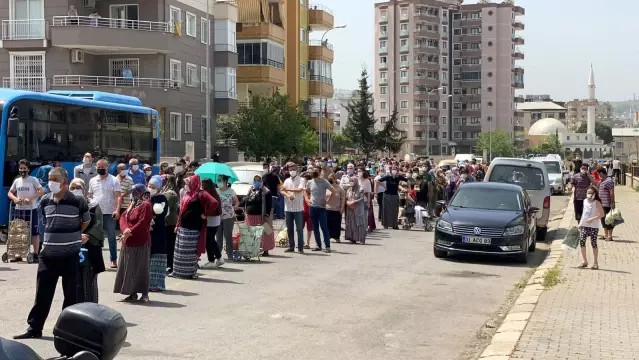 Pazarcı esnafı 20 ton sebzeyi ücretsiz dağıttı Pazarcı esnafı 20 ton sebzeyi ücretsiz dağıttı