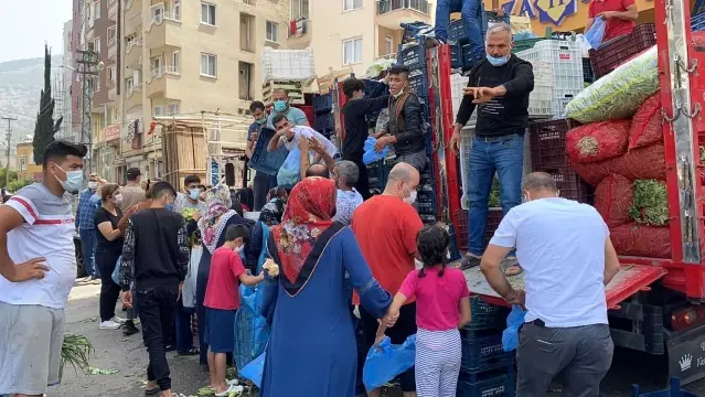 Pazarcı esnafı 20 ton sebzeyi ücretsiz dağıttı Pazarcı esnafı 20 ton sebzeyi ücretsiz dağıttı