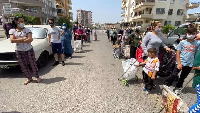 Pazarcı esnafı 20 ton sebzeyi ücretsiz dağıttı Pazarcı esnafı 20 ton sebzeyi ücretsiz dağıttı