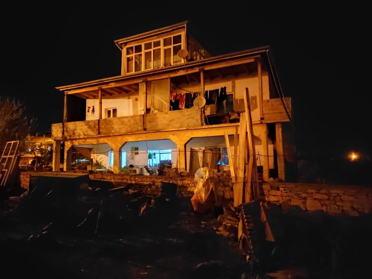 İftarı beklerken yaslandıkları balkon duvarı devrildi: 3 yaralı