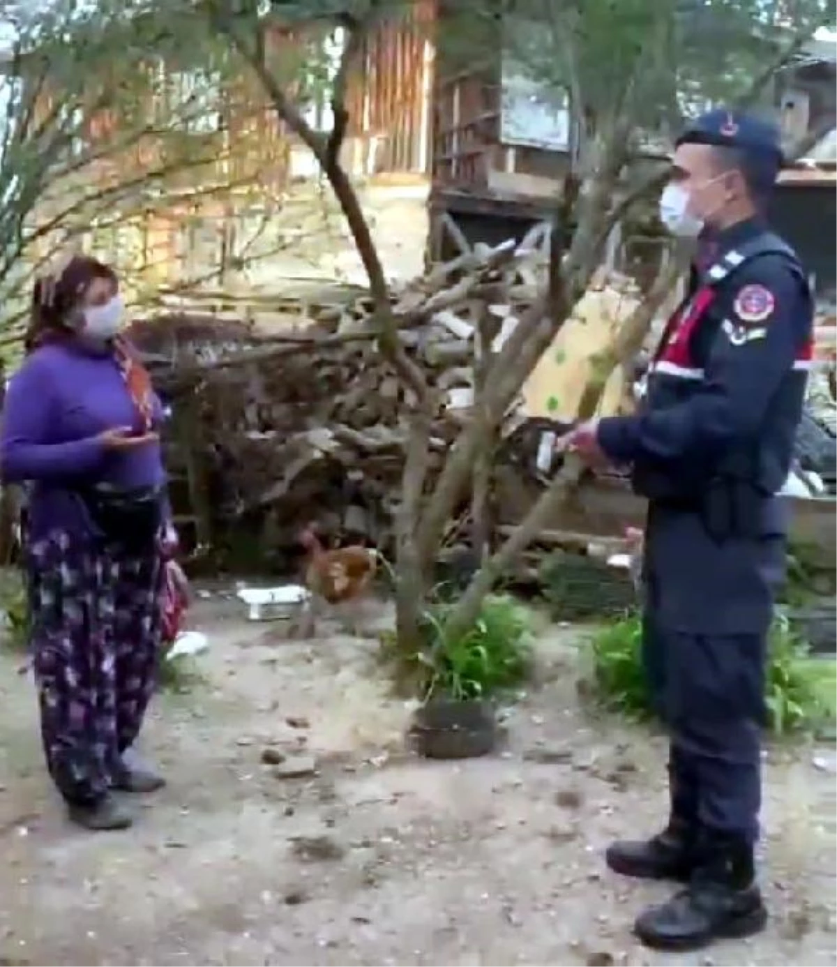 Son dakika haberleri... İhtiyaç malzemelerini getiren jandarmaya türkü söyledi