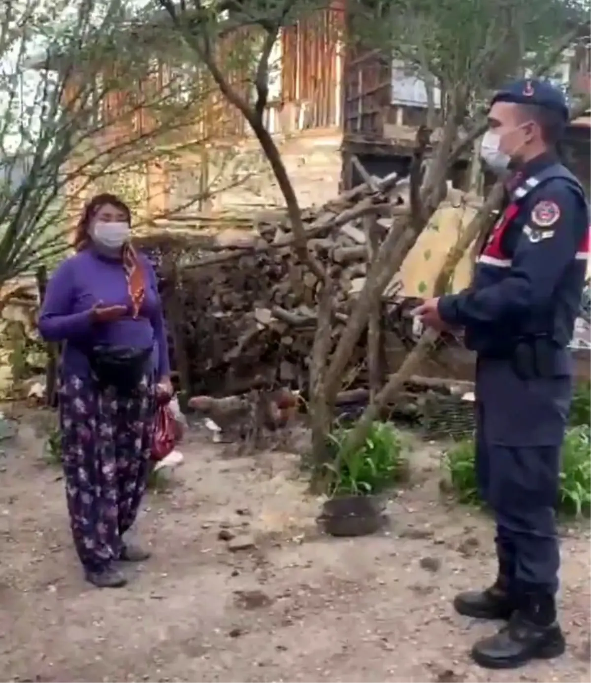 Son dakika haber | İhtiyaç malzemesi getiren jandarmayı "Asker Yolu Beklerim" türküsüyle karşıladı