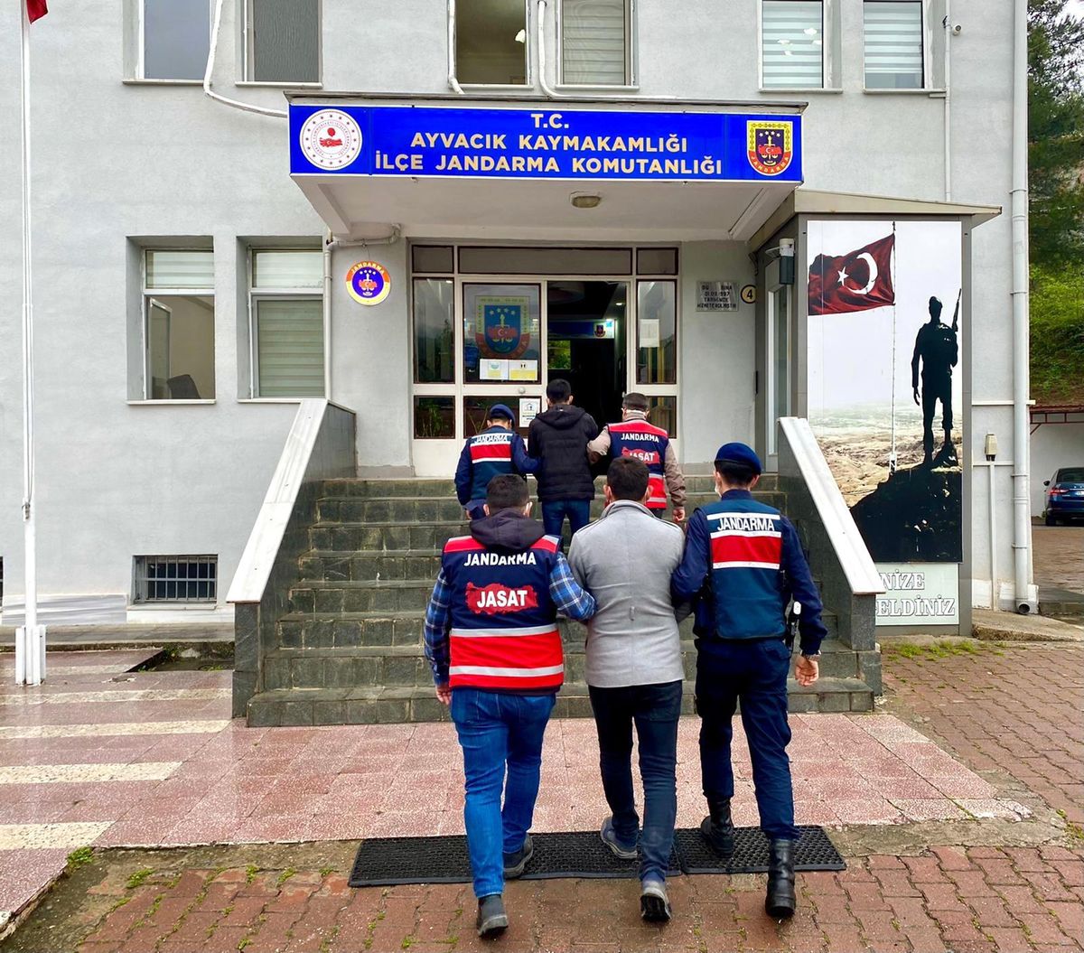 Kablo hırsızları suçüstü yakalandı
