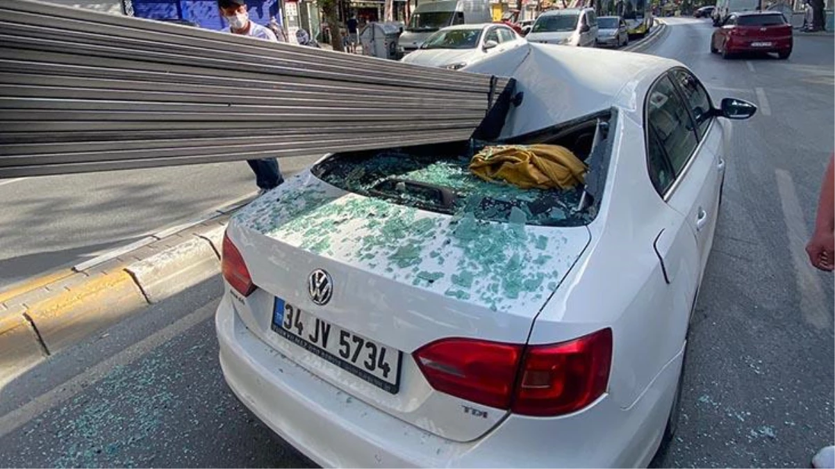 İstanbul\'un göbeğinde korkunç kaza: Demir çubuklar otomobilin camına saplandı!