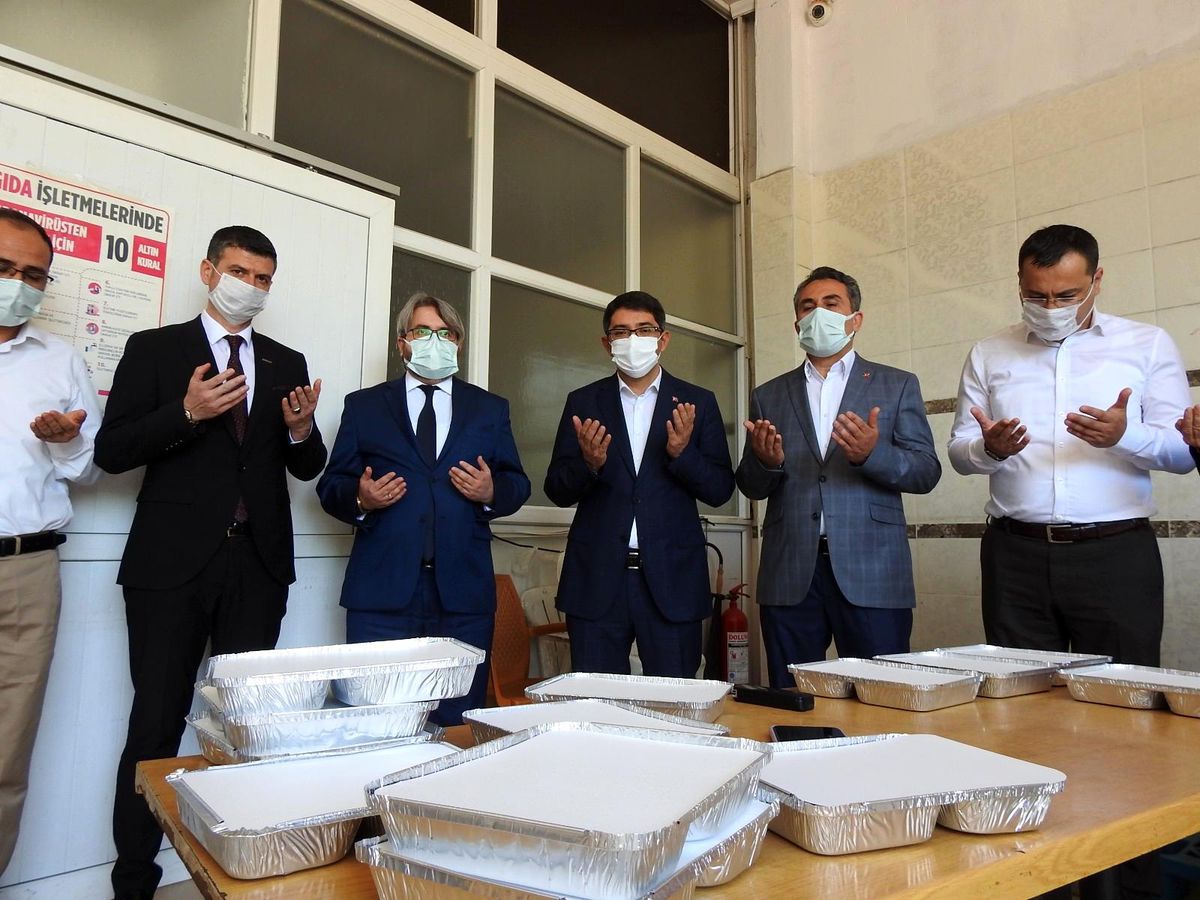 Manisa\'da 8 STK\'dan her gün 1000 kişiye sıcak iftar yemeği