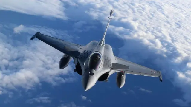 Mısır Fransa'dan 30 Rafale savaş uçağı almak için sözleşme imzaladı Mısır Fransa'dan 30 Rafale savaş uçağı almak için sözleşme imzaladı