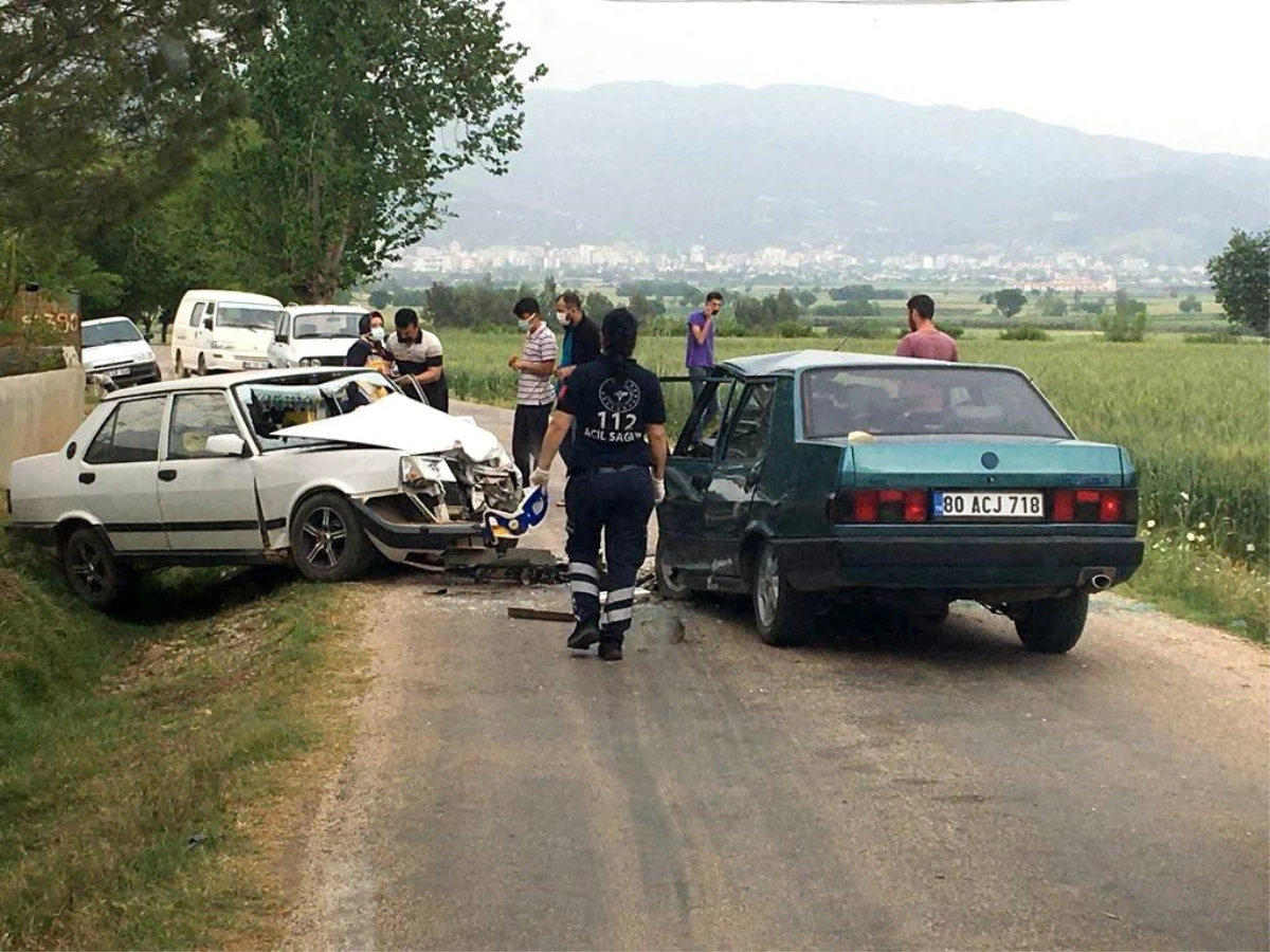 Osmaniye\'de boş yolda iki otomobil kafa kafaya çarpıştı: 2 ağır yaralı