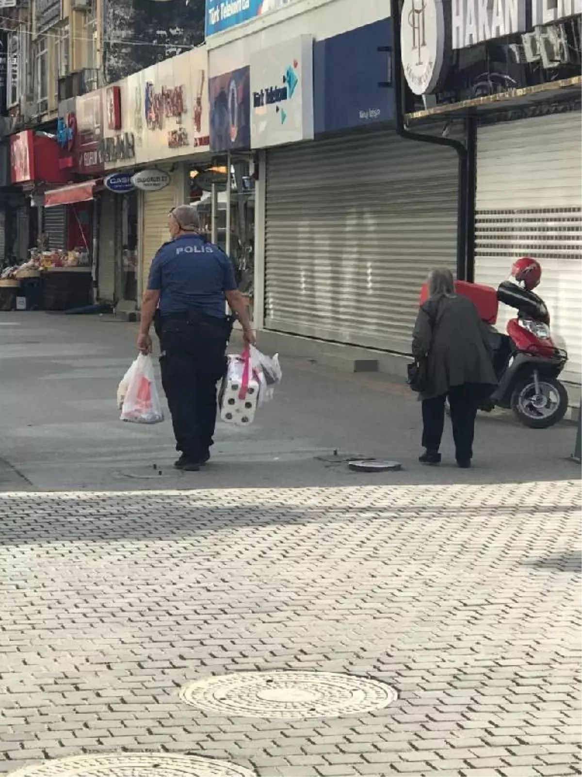 Son dakika haberi: POLİS, YAŞLI KADININ MARKET POŞETLERİNİ TAŞIDI