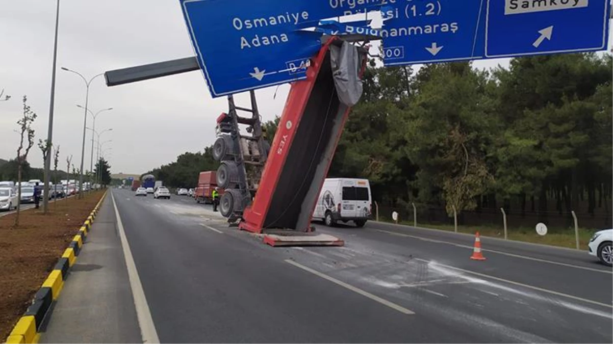 Seyir halindeyken açılan tır dorsesi yön tabelasına takıldı