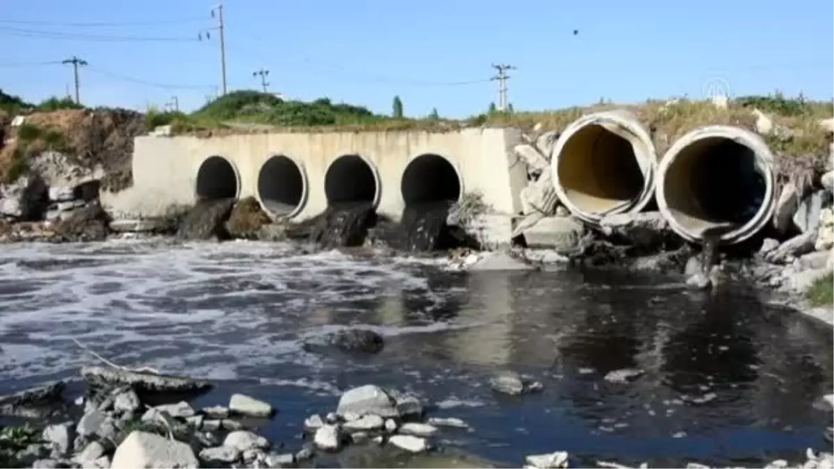 Siyah akan Çorlu Deresi, kötü koku yayıyor