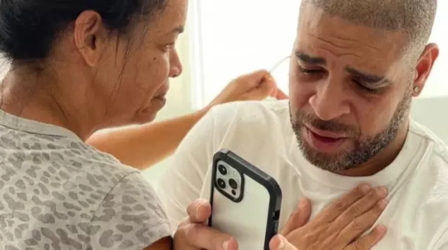 Şöhretler Müzesi'nde yer alacağını öğrenen Adriano, hüngür hüngür ağladı Şöhretler Müzesi'nde yer alacağını öğrenen Adriano, hüngür hüngür ağladı