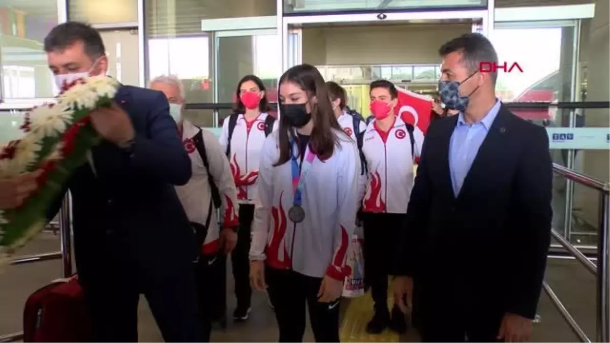 SPOR Avrupa ikincisi İzmirli cimnastikçi Sıla Karakuş\'a çiçekli karşılama