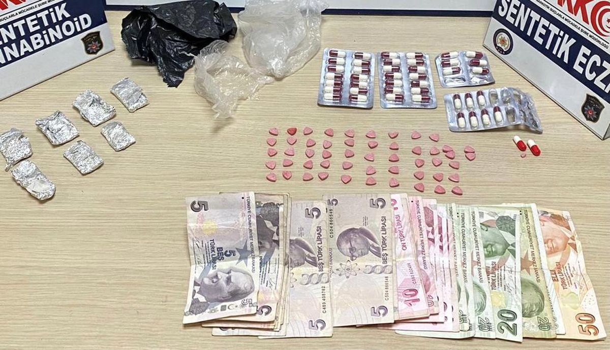 Taksideki 4 şüphelinin üzerinden uyuşturucu çıktı