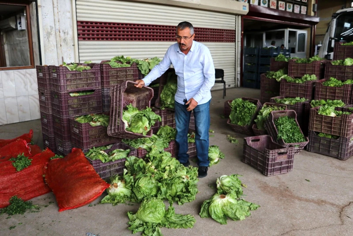 Tonlarca sebze meyve hal esnafının elinde kaldı