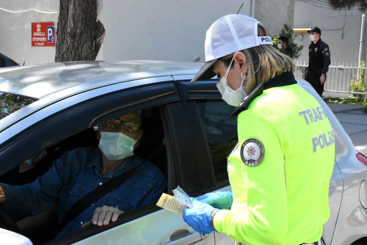 Balıkesir\'de Trafik Haftası dolayısıyla sürücüler bilgilendirildi
