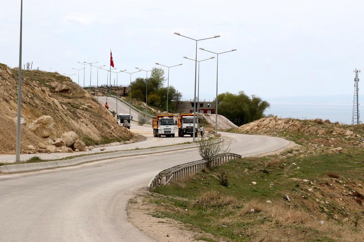 Van Büyükşehir Belediyesi TOKİ yolundaki çalışmalarını sürdürüyor