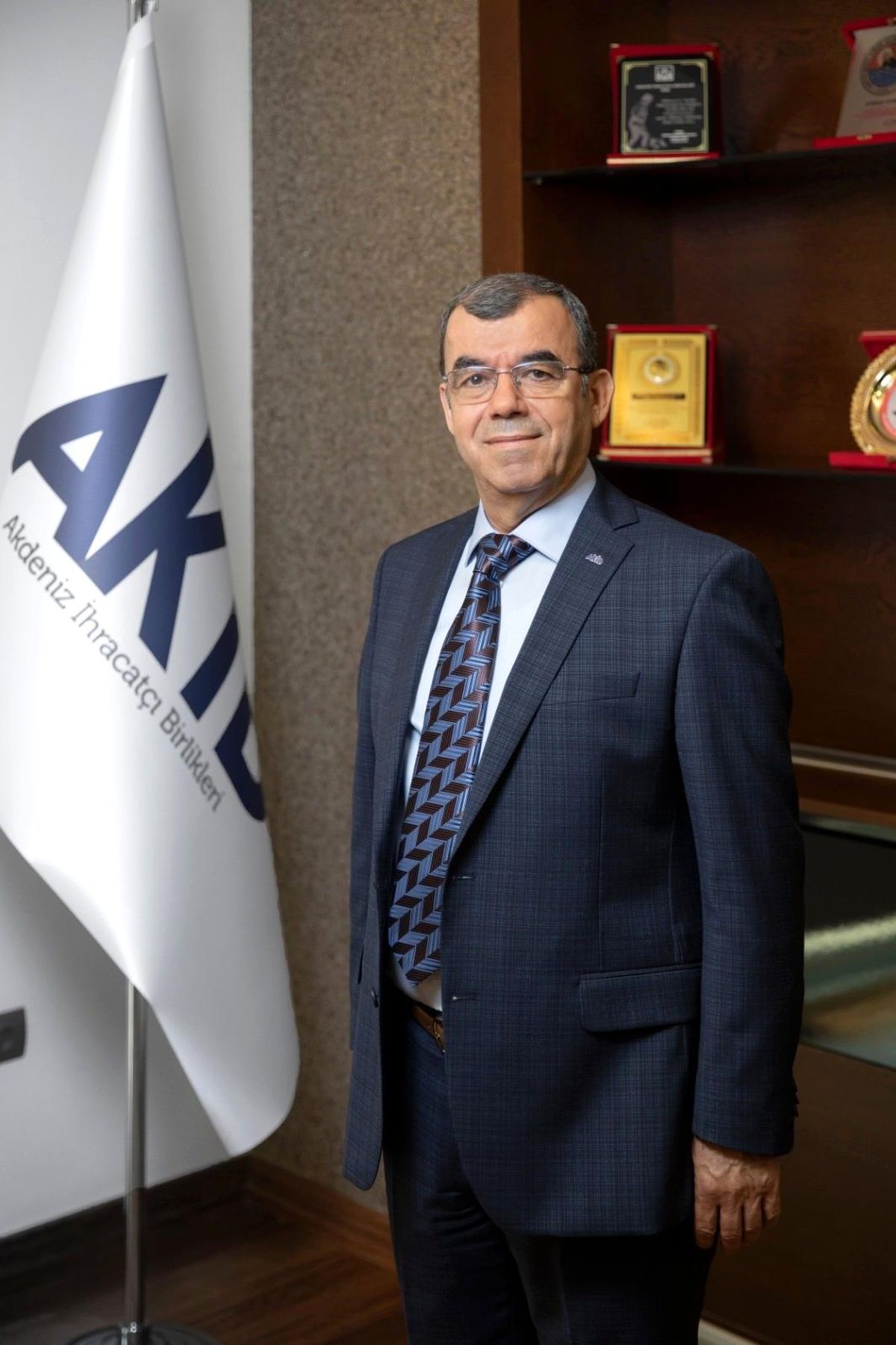 AKİB başkanlık bayrağını Nejdat Sin devraldı