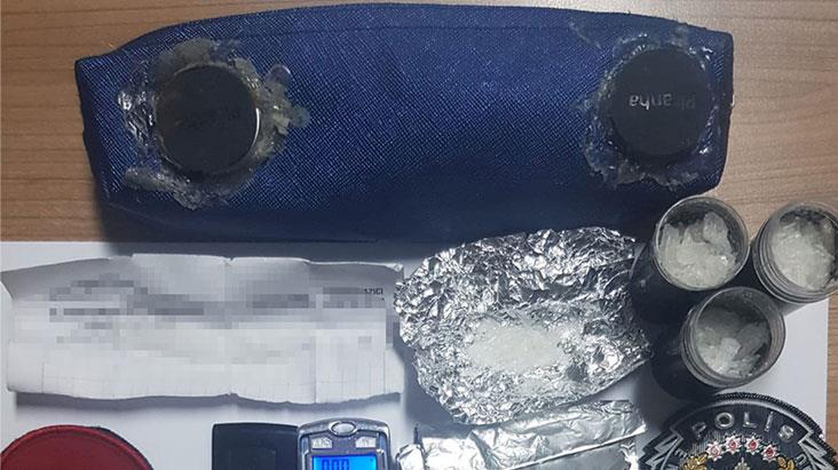 Arabanın altına eğilince yakalandı! Hazırladığı uyuşturucu düzeneği polisi bile şaşırttı