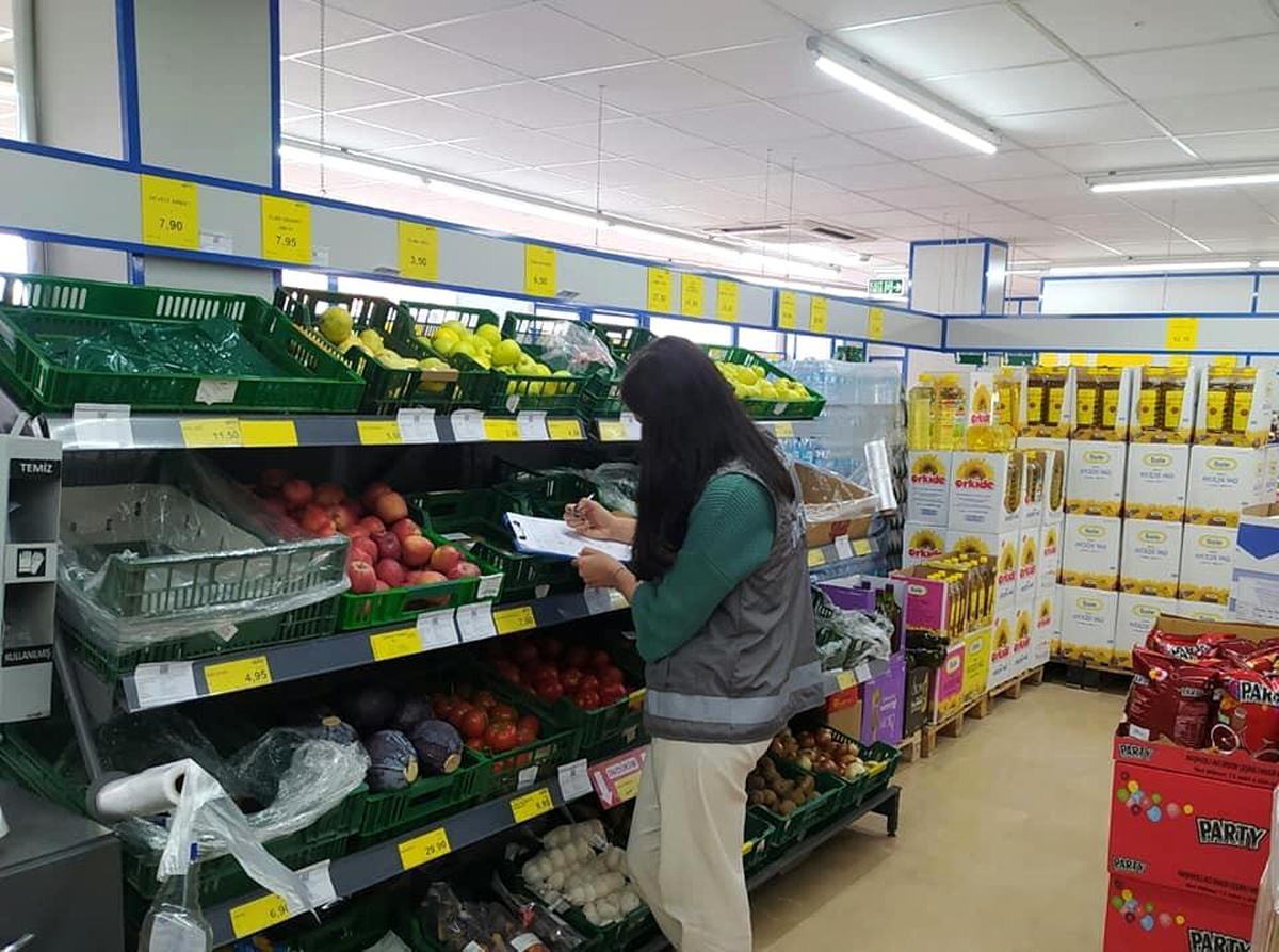 Aslanapa\'da marketlerde ürün fiyat kontrolü