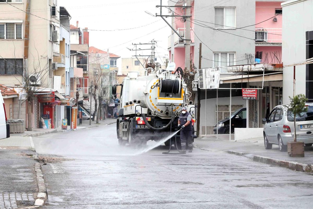 Bayraklı Belediyesi 90 bin noktayı dezenfekte etti