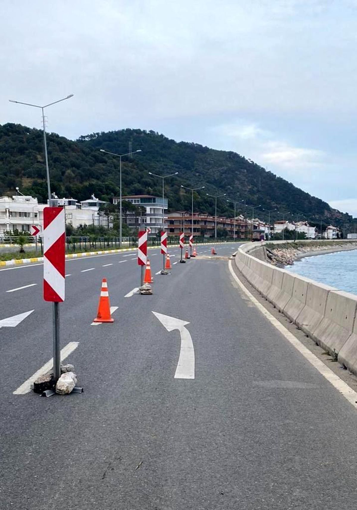 Son dakika haberleri: Çanakkale İzmir Karayolunda çökme nedeniyle bölünmüş yolun bir şeridi trafiğe kapatıldı