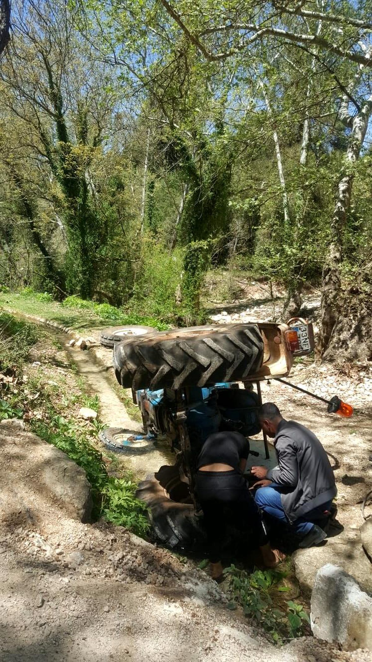 Devrilen traktörün altında kalmaktan son anda kurtuldu
