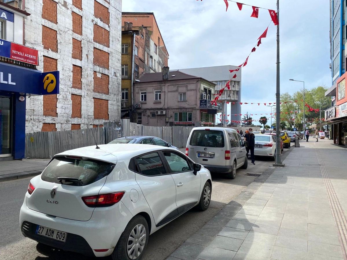 Ekipler parklanma yapan araçlara 144 TL para cezası kesti