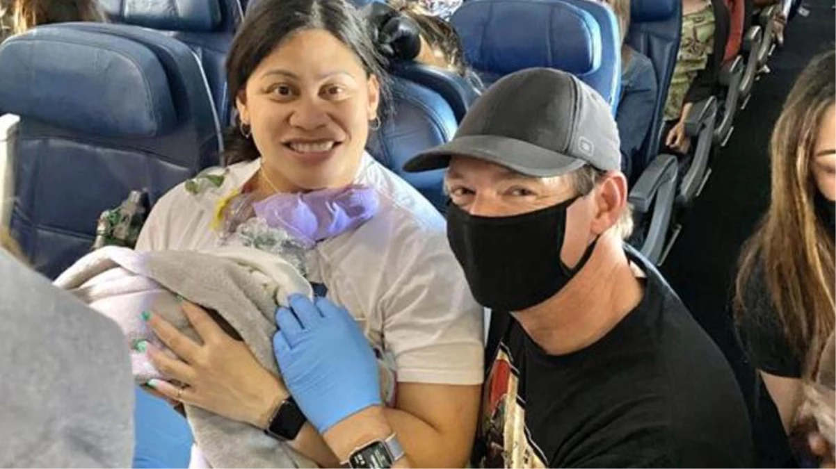 Hamile olduğunu bilmeyen kadın yolcu uçakta doğum yaptı!