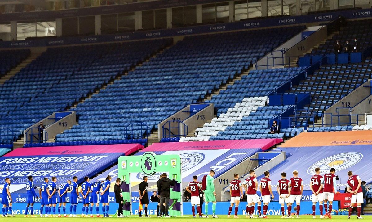 İngiltere\'de taraftarlar tribüne dönüyor!
