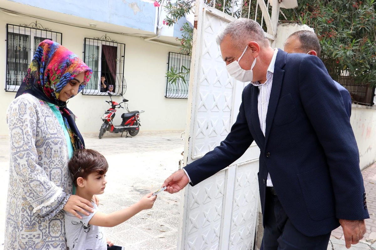 İşitme cihazının pili biten minik Aras\'a Gönül Bağı ekibi yetişti