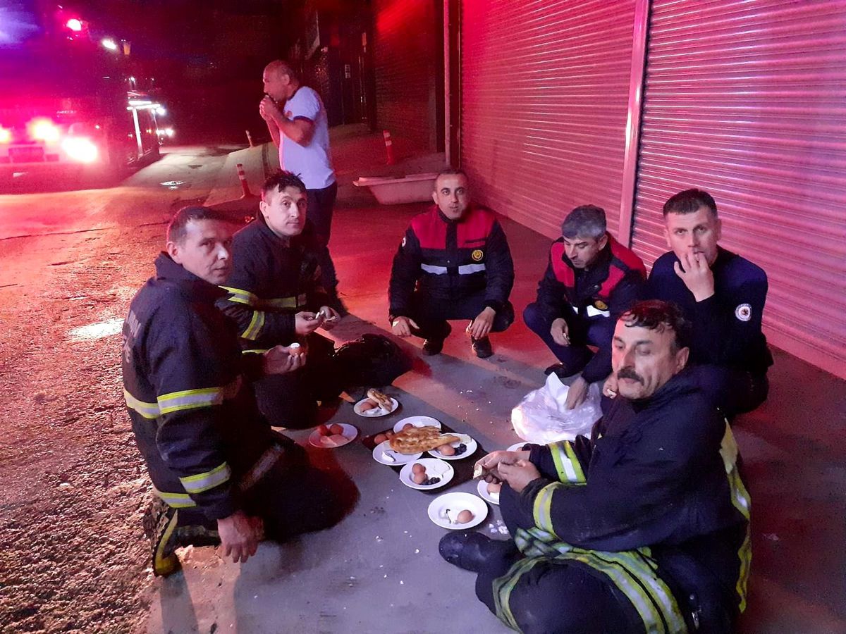 İtfaiye erleri sahuru yangın yerinde yaptı