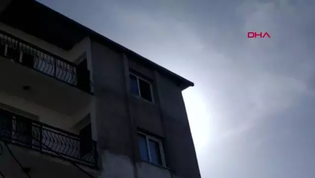 son dakika haberi izmir 5 inci kattaki evin penceresinden kamyonet kasasina dusen cocuk yaralandi son dakika