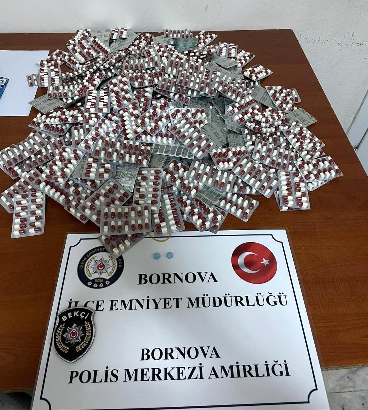 İzmir\'de bekçinin dikkati binlerce uyuşturucu hapı ortaya çıkardı