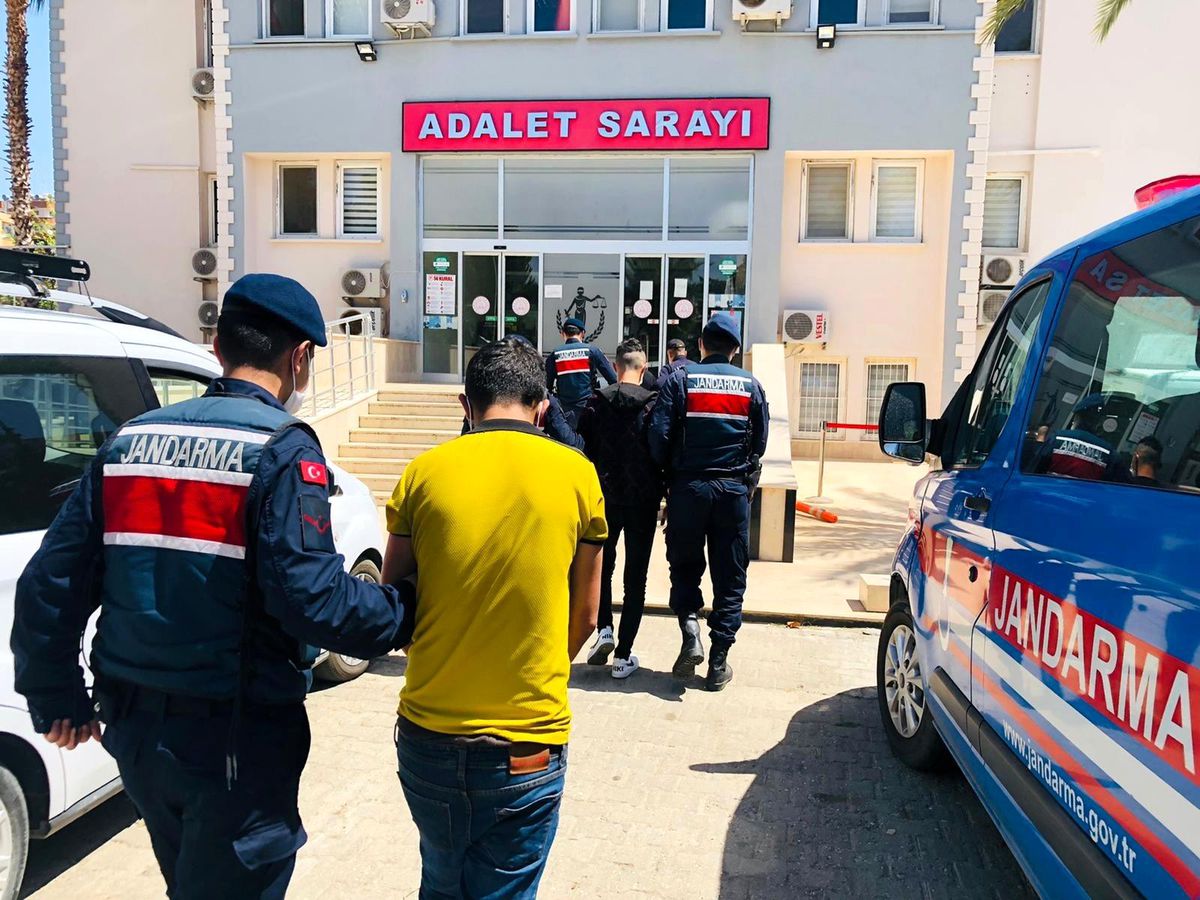 Kapı ve pencereleri kırarak evlere giren hırsızlar yakalandı