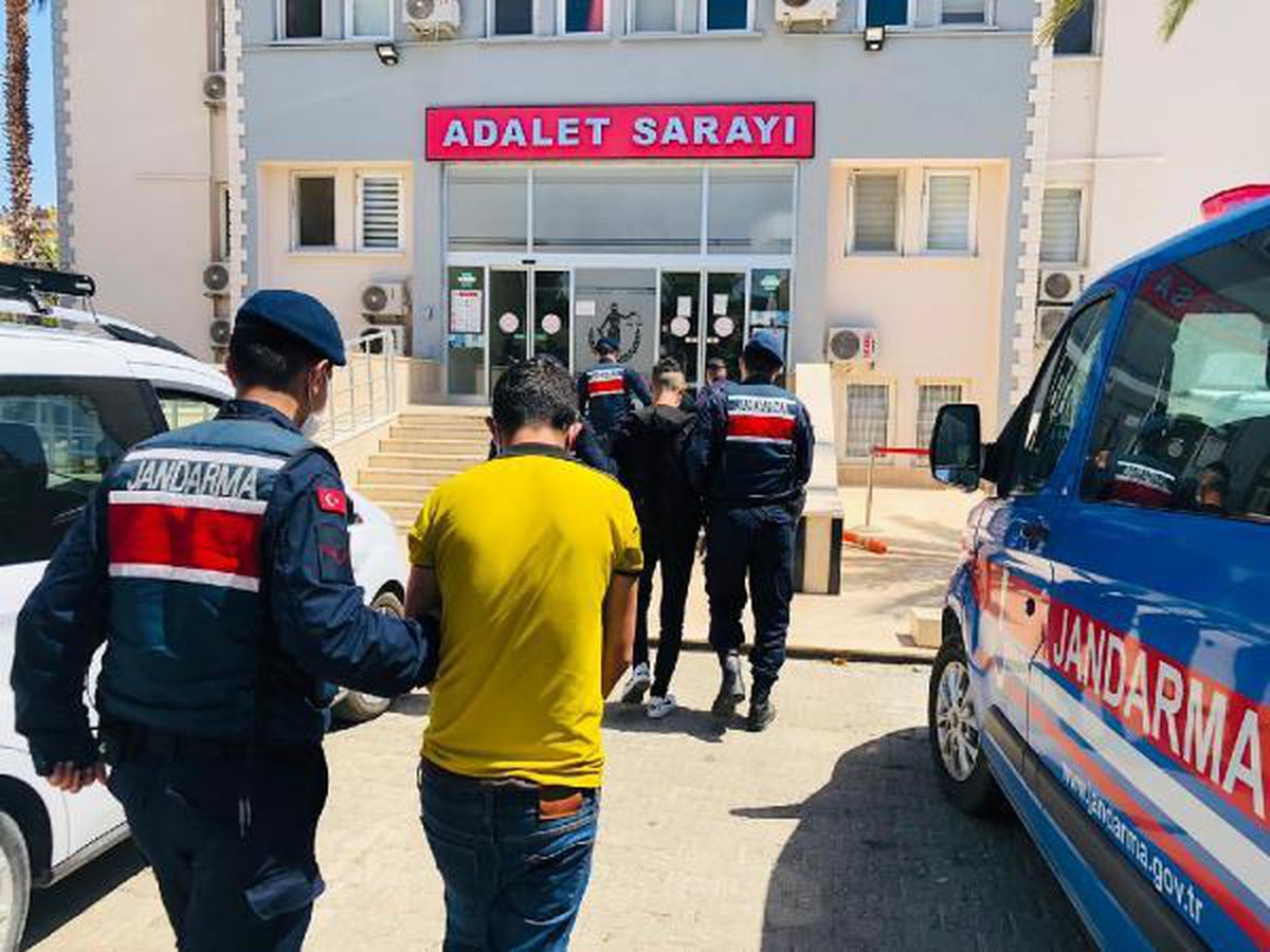 Kapı ve pencerelerini kırıp girdikleri evlerden hırsızlık yapan 4 kişi yakalandı