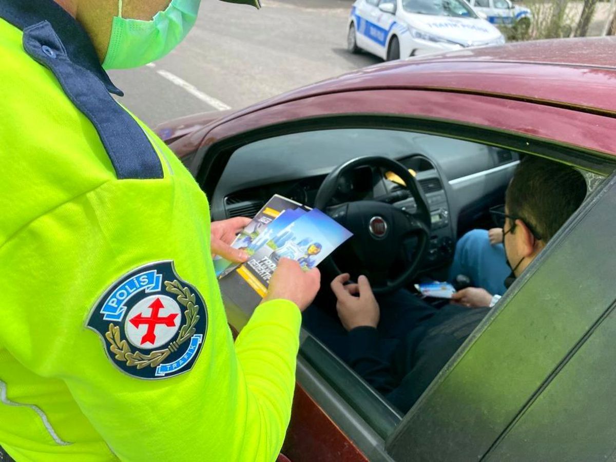 Kars\'ta trafik ekipleri broşür dağıttı