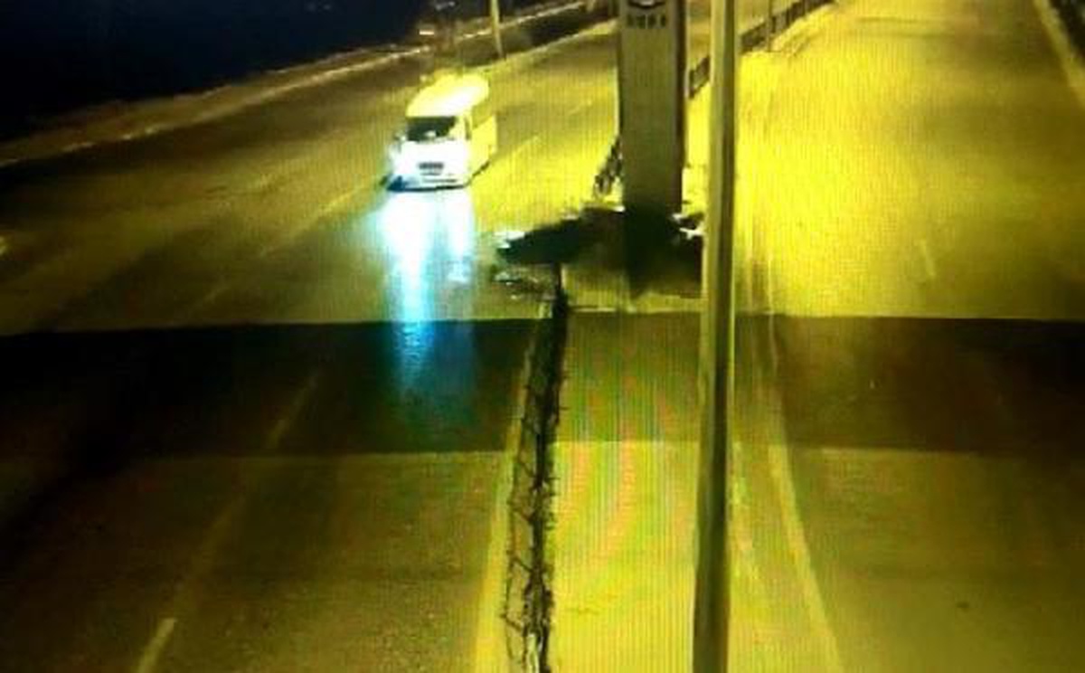 Son dakika haberi! Karşı şeride geçen otomobilin minibüsle çarpışma anı kamerada