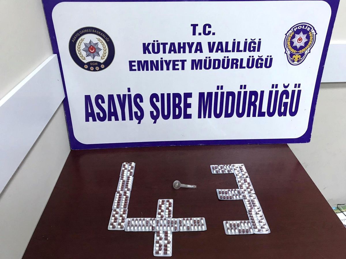 Kütahya\'da "dur" ihtarına uymayan araçta uyuşturucu hap ele geçirildi
