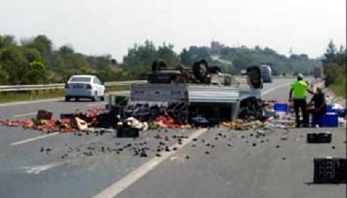 meyve yüklü kamyonet ters döndü: 2 yaralı