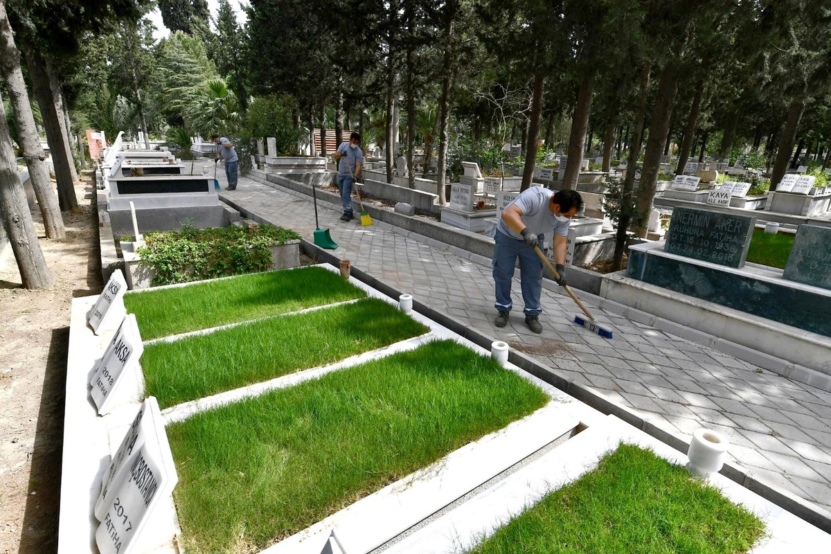 Mezarlıklar bayram sonrasına hazırlanıyor