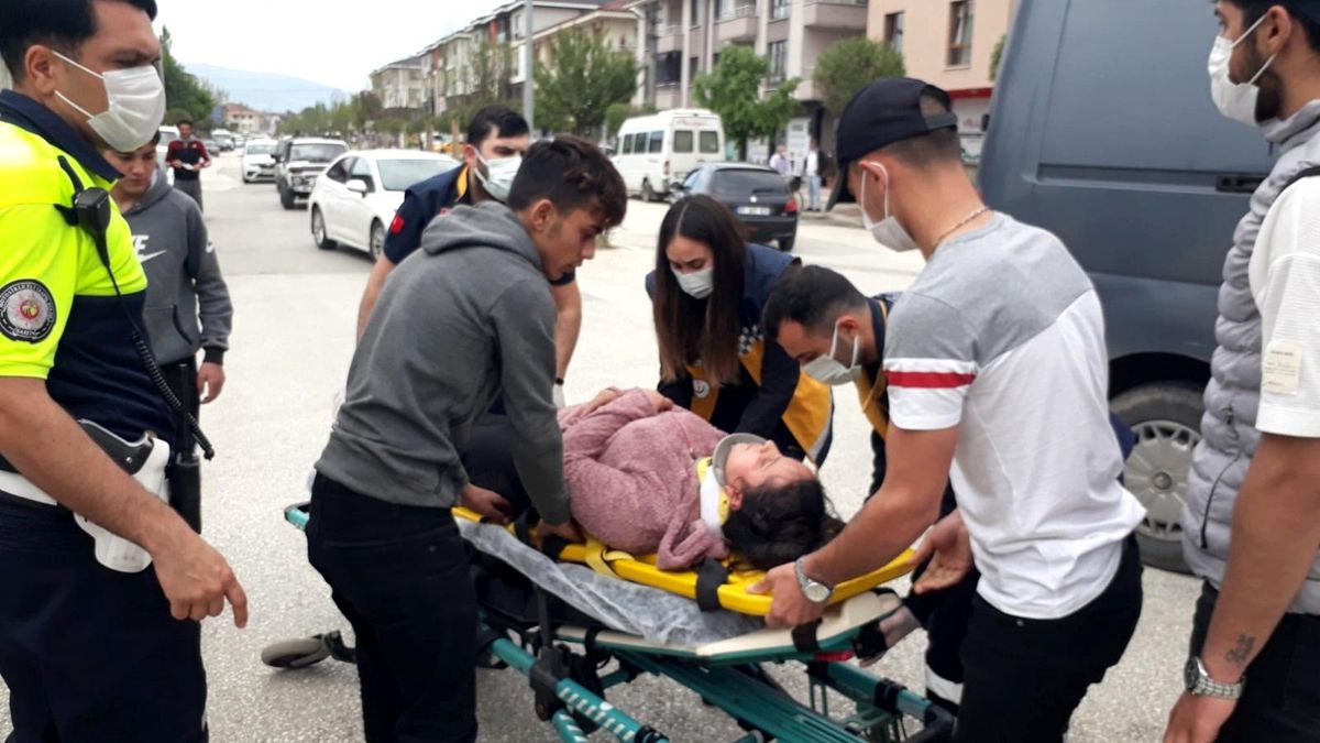Motosiklet minibüse çarptı: 1 yaralı
