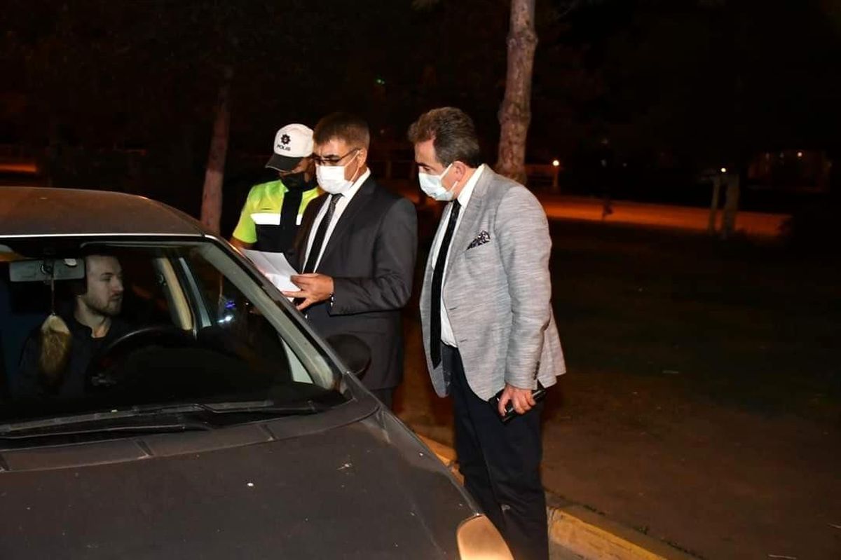 Vali Gürel, uygulamala noktalarında sürücülerin izin belgelerini kontrol etti