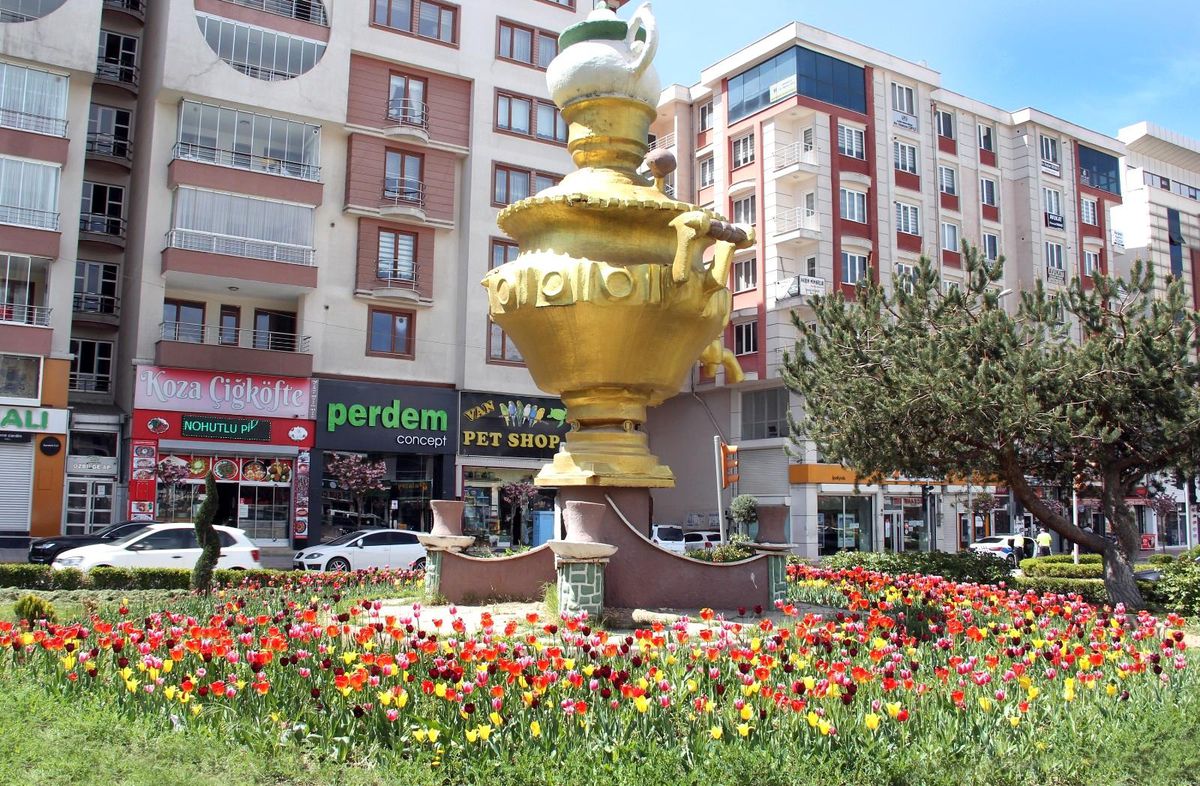 Van\'da laleler park ve bahçeleri süslemeye başladı