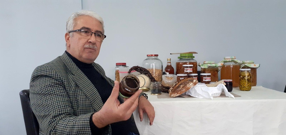Virüsten korunmak için tükettiği gıdaları kendisi üretmeye başladı