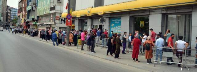 1.100 TL'lik yardım parasını almak için tam kapanmada yüzlerce metre kuyruk oluşturdular 1.100 TL'lik yardım parasını almak için tam kapanmada yüzlerce metre kuyruk oluşturdular