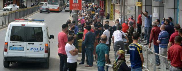 1.100 TL'lik yardım parasını almak için tam kapanmada yüzlerce metre kuyruk oluşturdular 1.100 TL'lik yardım parasını almak için tam kapanmada yüzlerce metre kuyruk oluşturdular