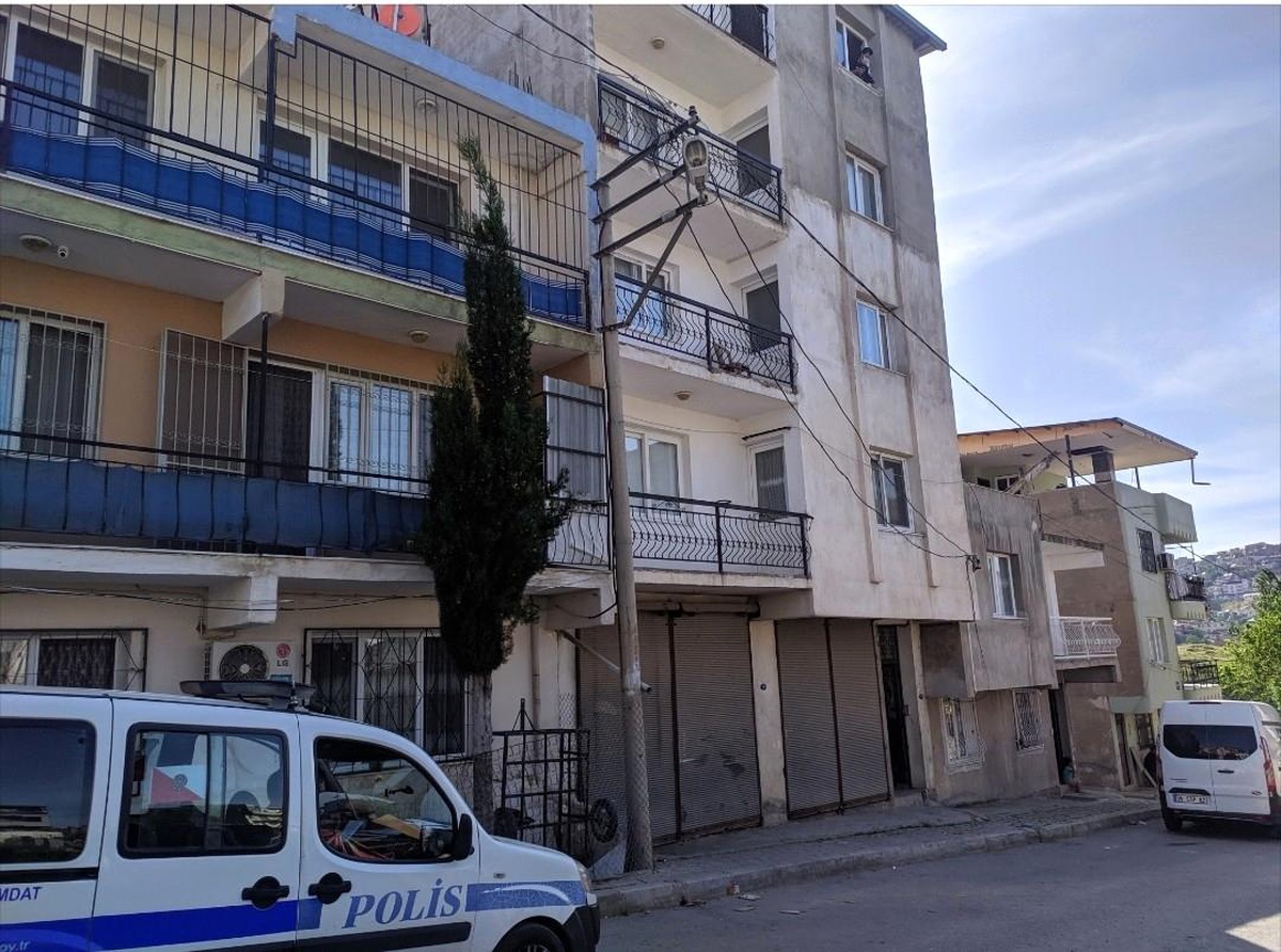 Son dakika haber... 5. kattan kamyonetin üzerine düşen çocuk hayatını kaybetti