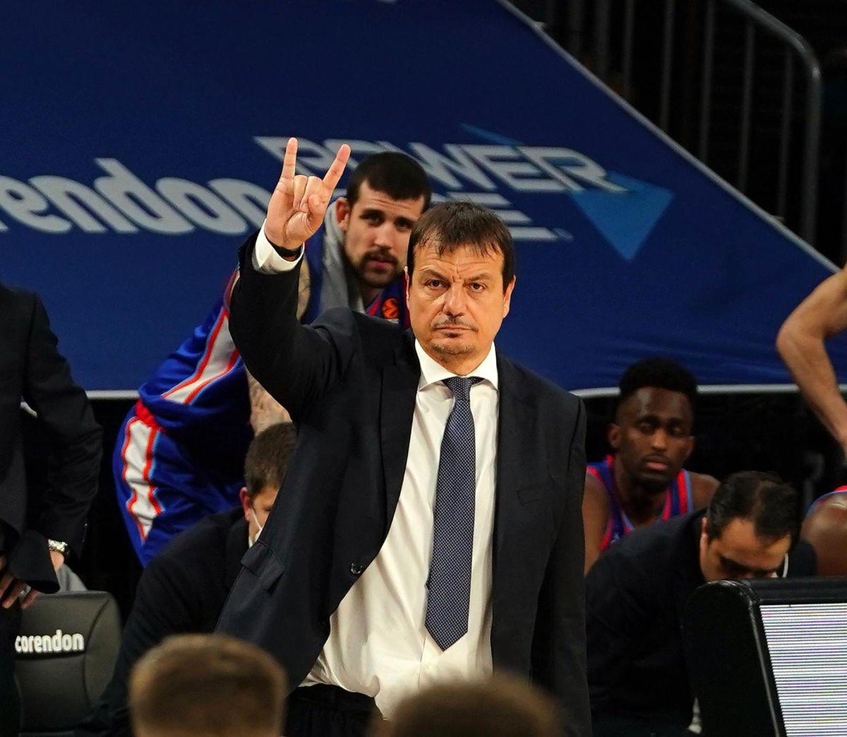 Anadolu Efes, Ergin Ataman\'la sözleşme yeniledi